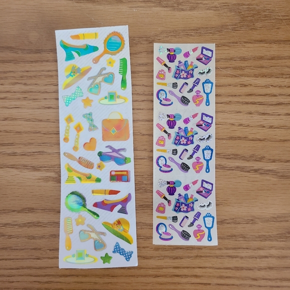 An Assortment of Vintage Vacation Stickers - Picture 6 of 6